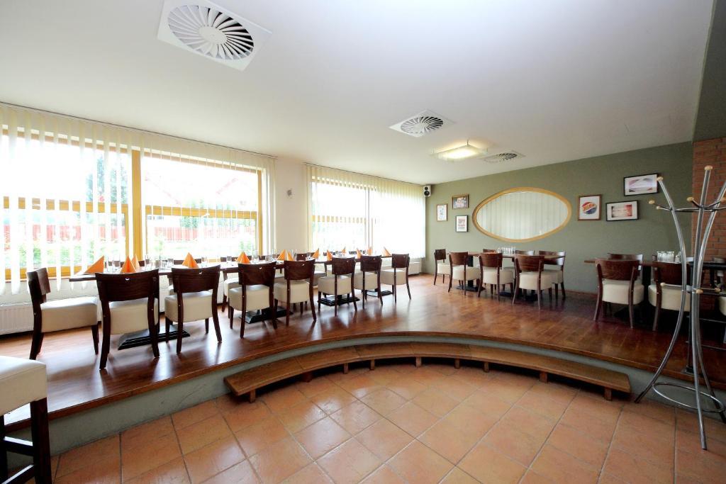 Hotel S-Centrum Benesov  Bagian luar foto