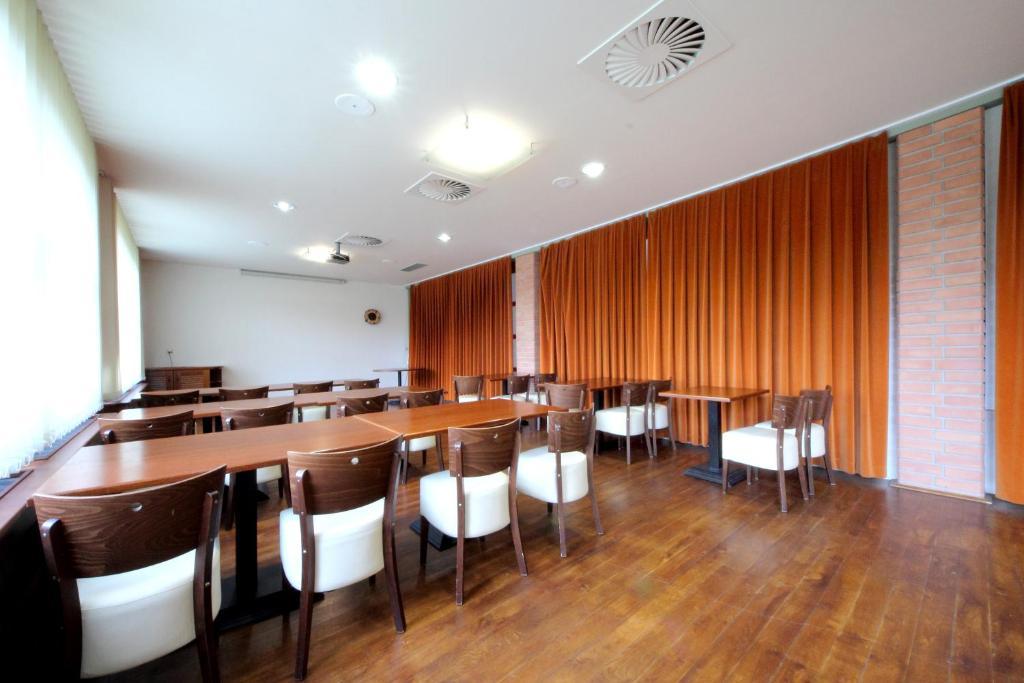 Hotel S-Centrum Benesov  Bagian luar foto
