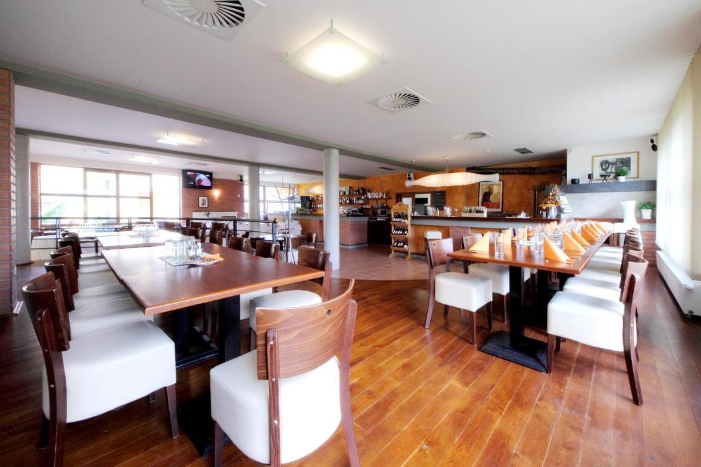 Hotel S-Centrum Benesov  Bagian luar foto