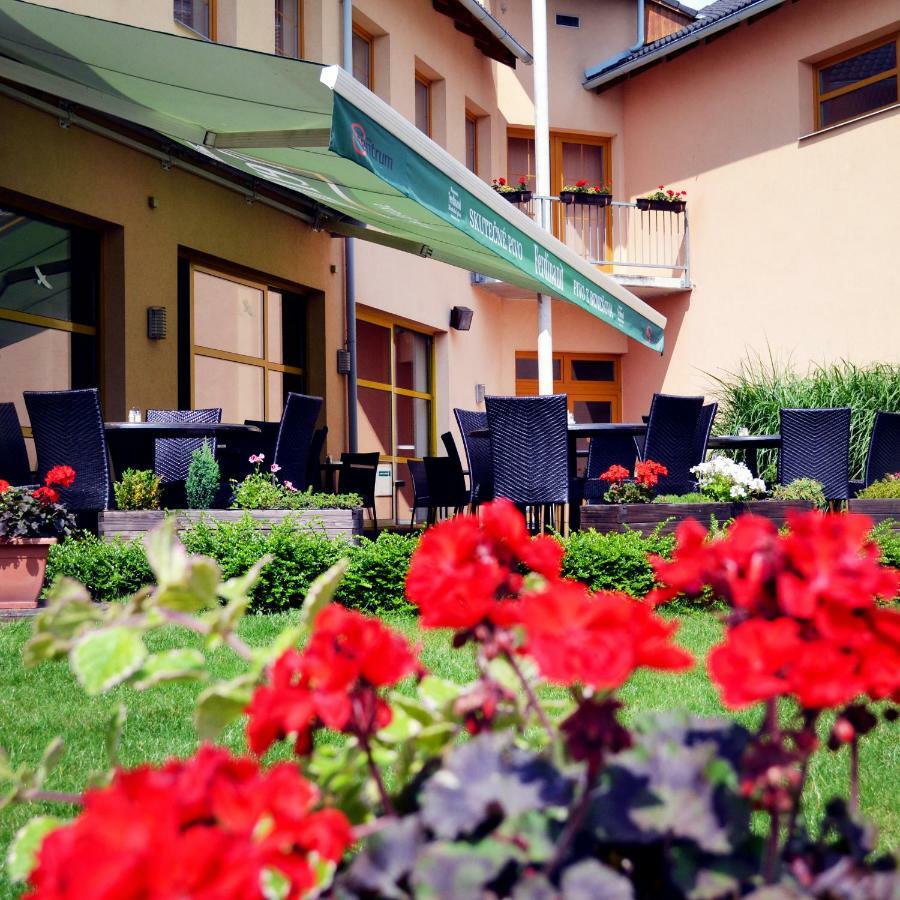 Hotel S-Centrum Benesov  Bagian luar foto