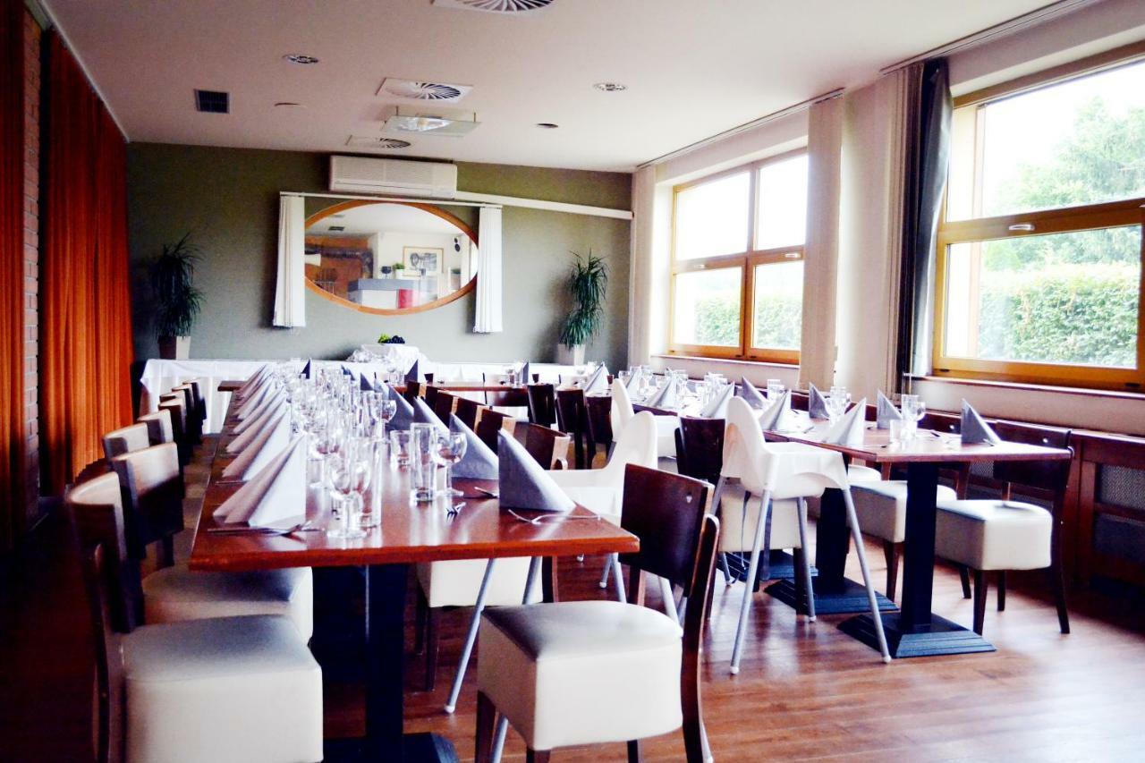 Hotel S-Centrum Benesov  Bagian luar foto